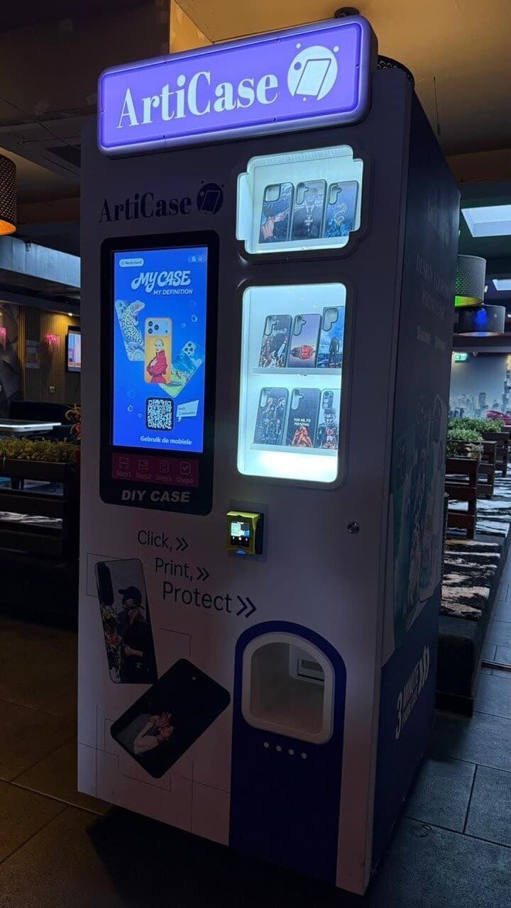 Bezoeker met een zelf ontworpen telefoonhoesje in de winkel