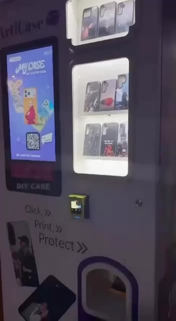ArtiCase-automaten met voorbeeldhoesjes in de vitrine